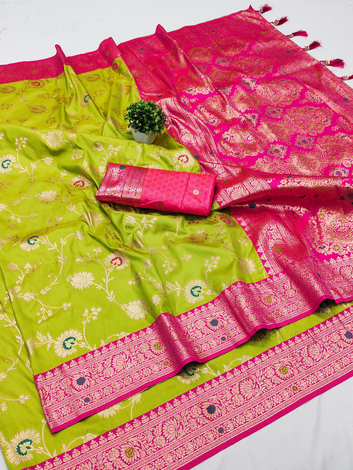 Elegant Green and Pink Banarasi Silk Saree with Zari and Meenakari Weaving