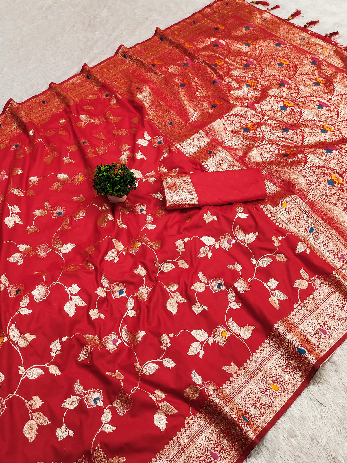 Exquisite Red Banarasi Silk with Intricate Zari Weaving Saree For Women